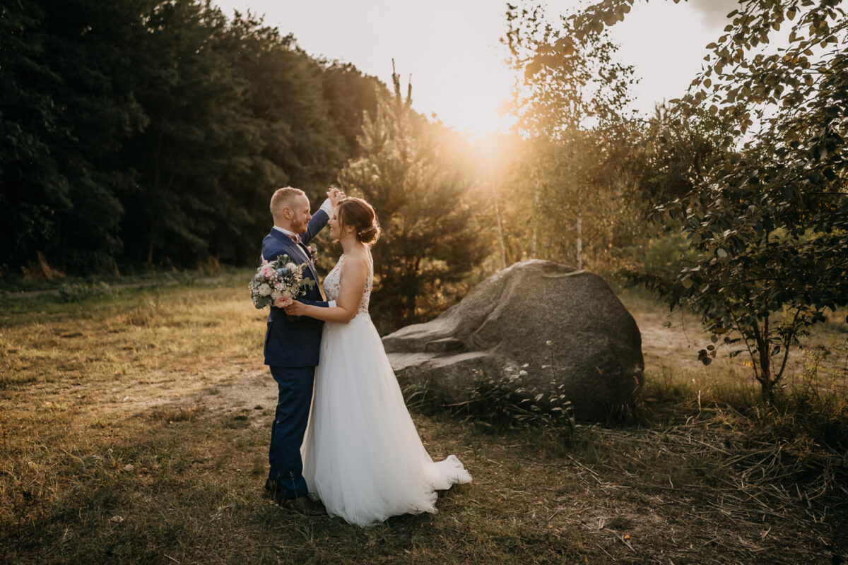 hochzeitspaar in der abendsonne beim paarshooting